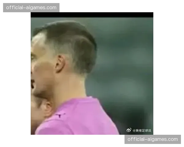 镜头语言:瓜迪奥拉在场边不断手势指挥球员向对手防线结合部施压